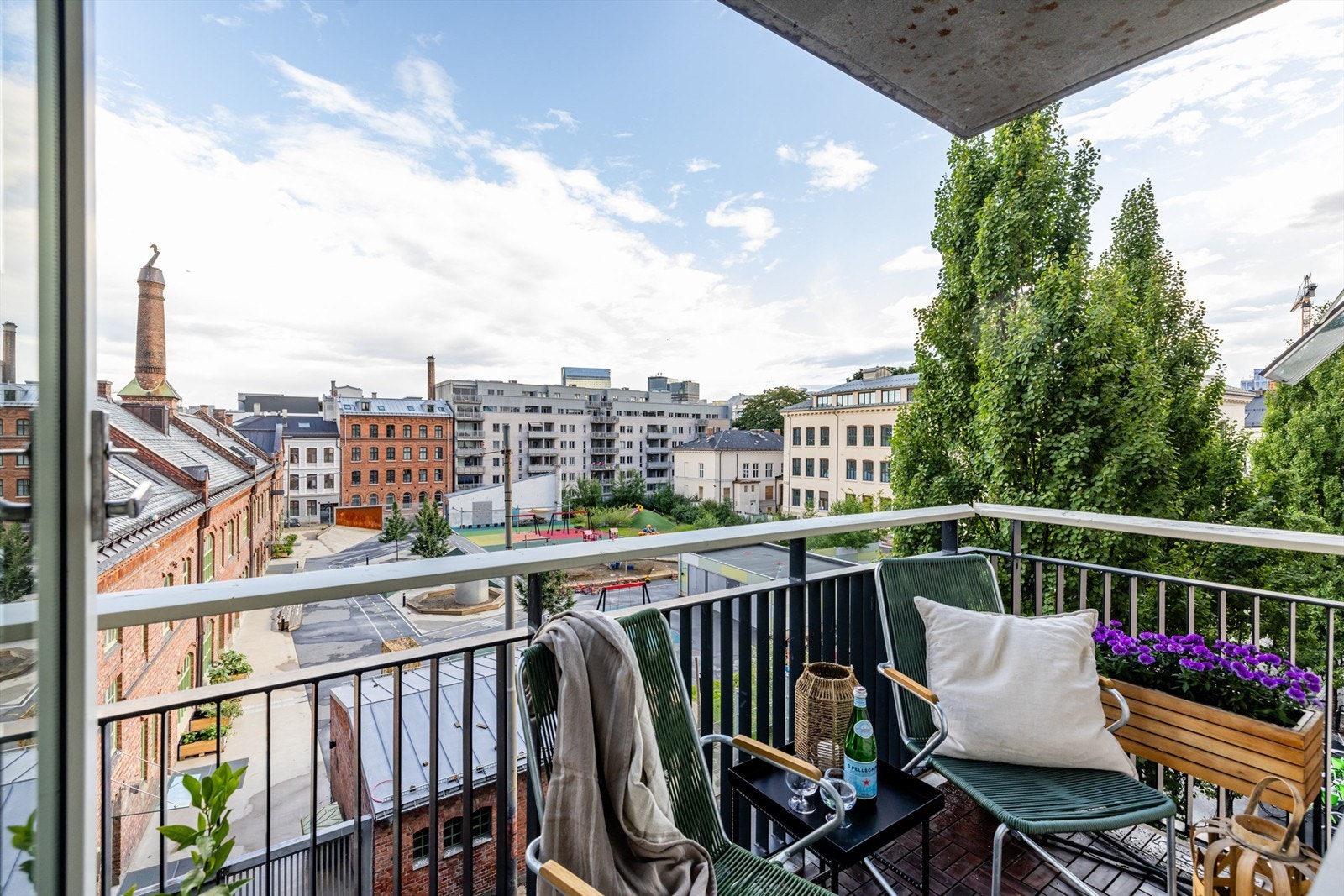 Fantastisk balkong med utsyn over hyggelig bakgård Galleribilde