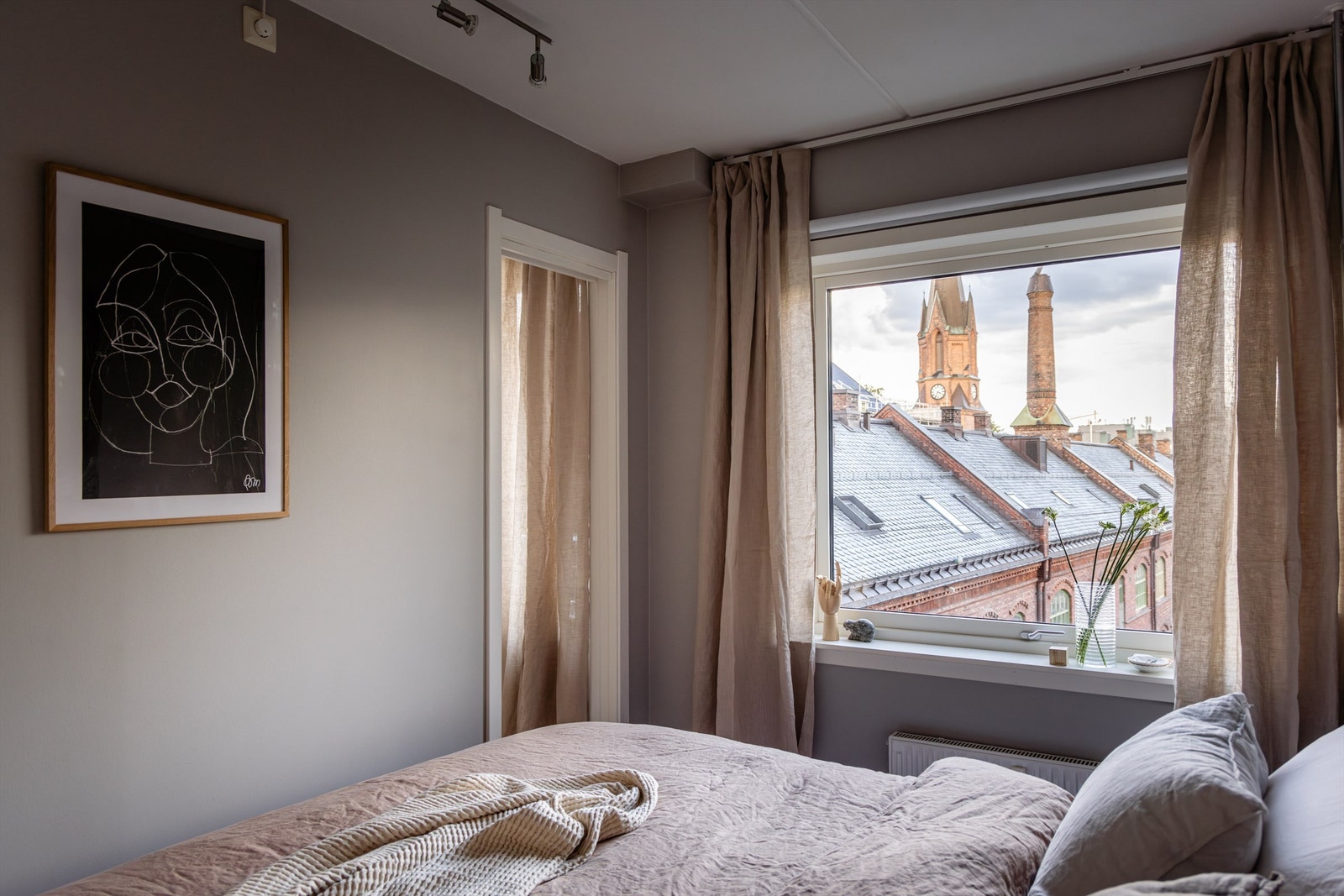 Rommet er malt i lune og flotte farger Galleribilde