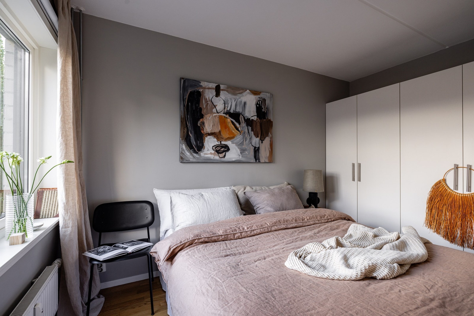 Soverommet har god plass til dobbeltseng Galleribilde