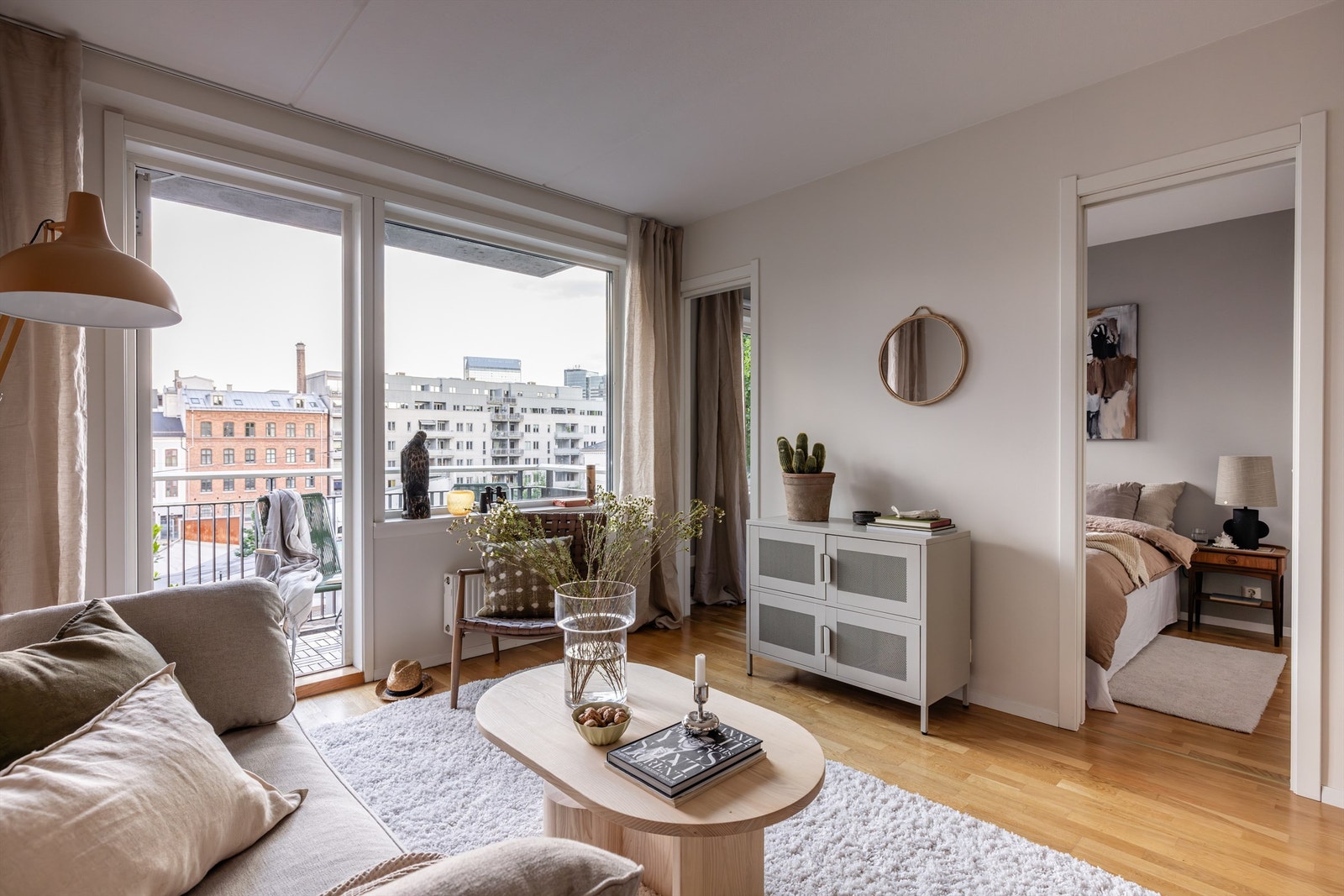 Lys og lekker stue med fritt utsyn mot hyggelig bakgård Galleribilde