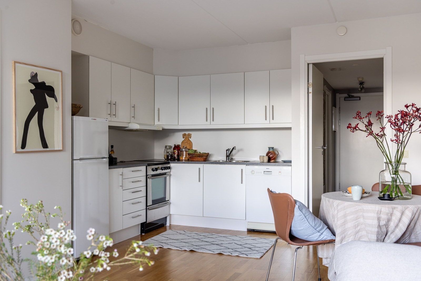 Kjøkkenet har godt med oppbevaringsmuligheter Galleribilde