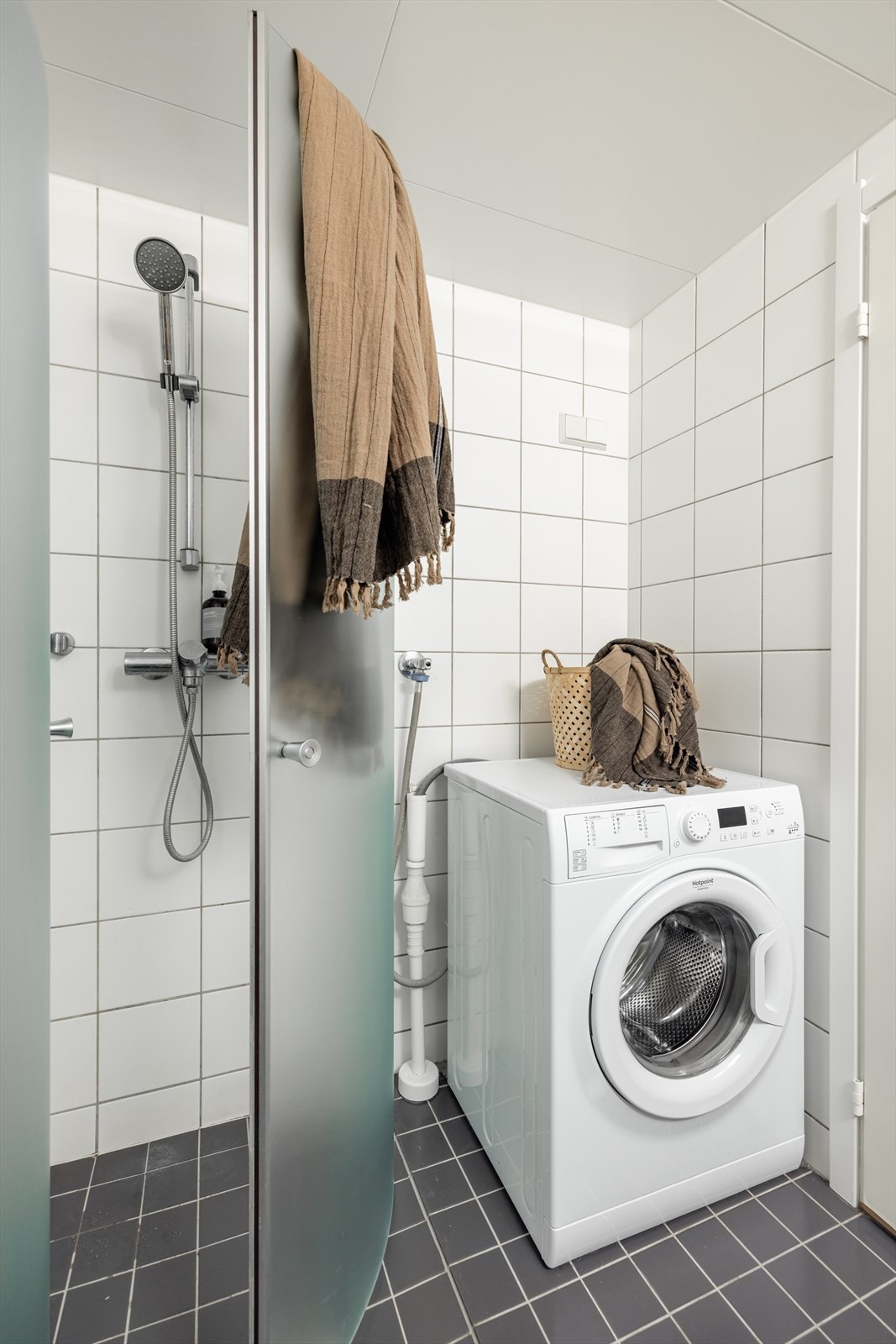 Badet har opplegg for vaskemaskin og gulvvarme Galleribilde