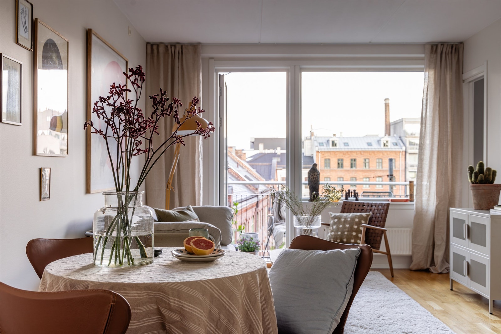 Store vindusflater bidrar til herlig lysinnslipp Galleribilde