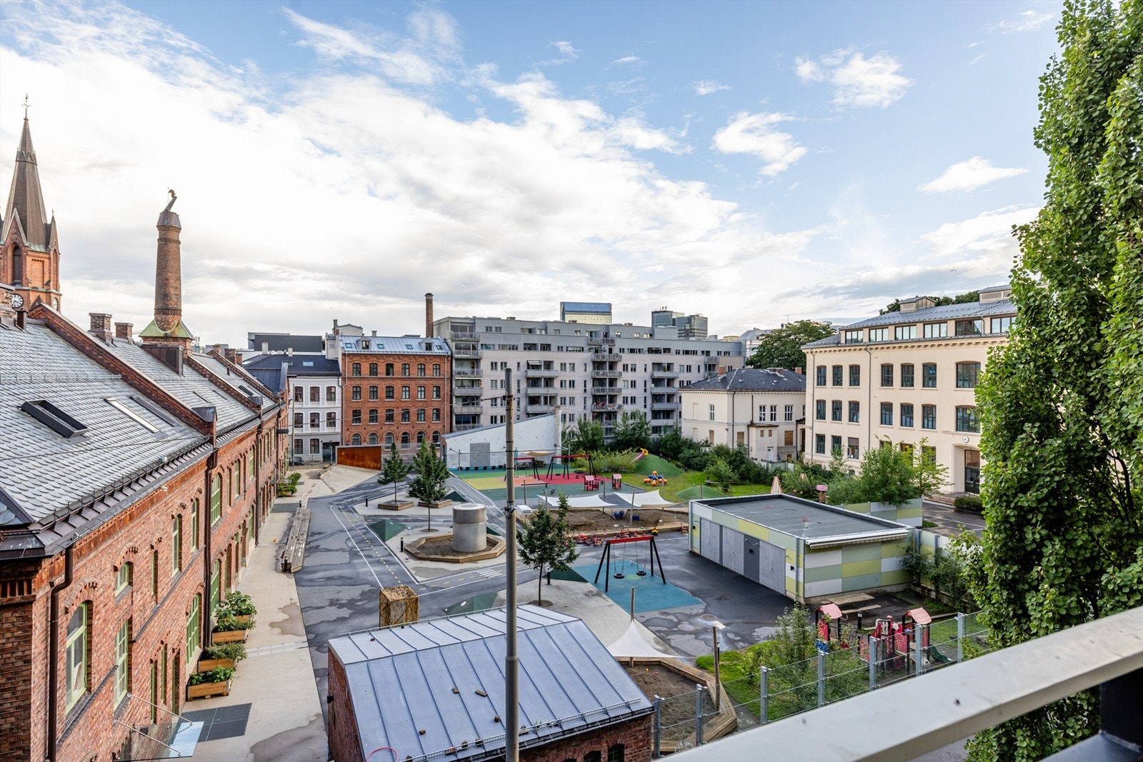 Bakgården sett fra balkong Galleribilde