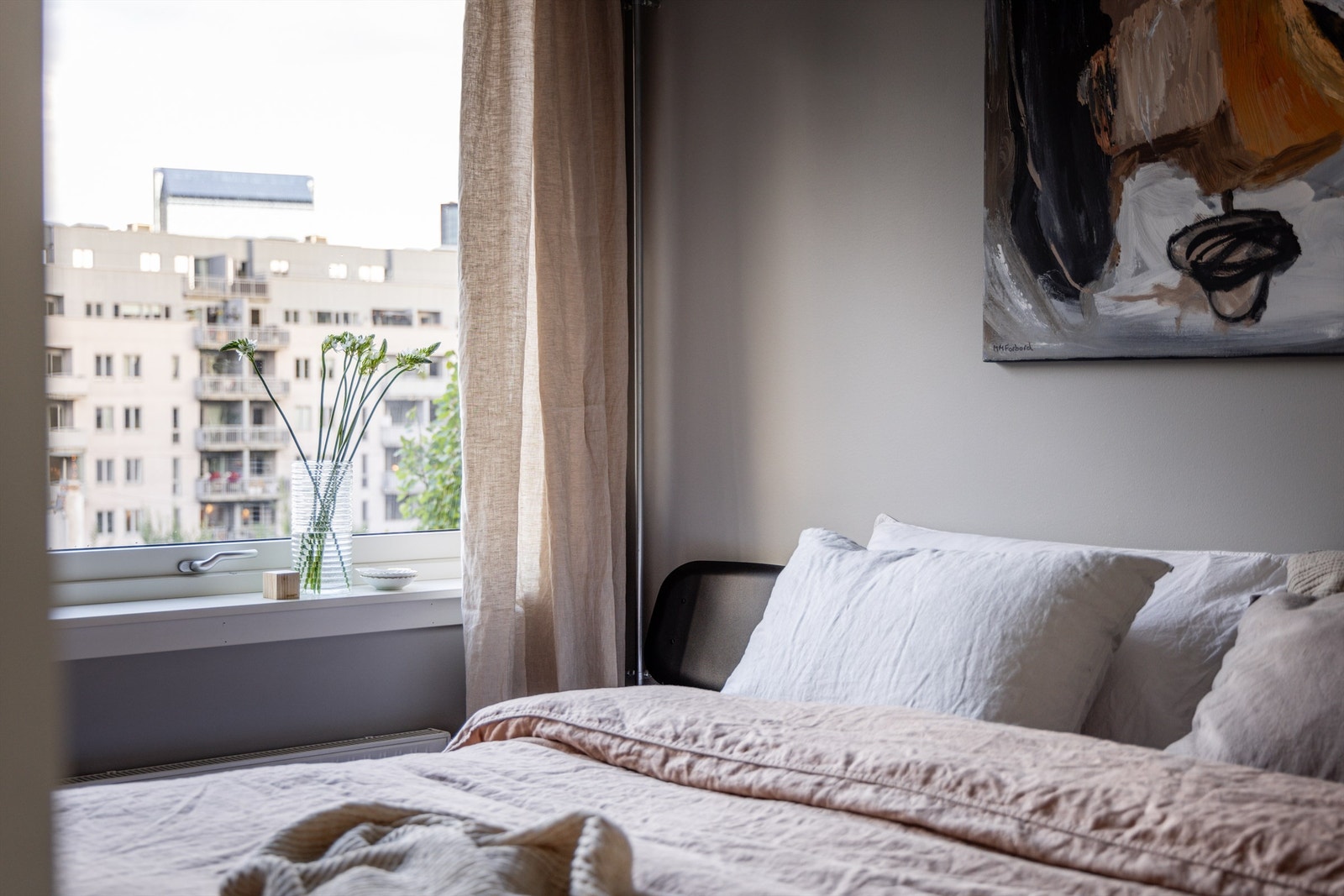 Luftig utsyn fra soveromsvinduet. Galleribilde