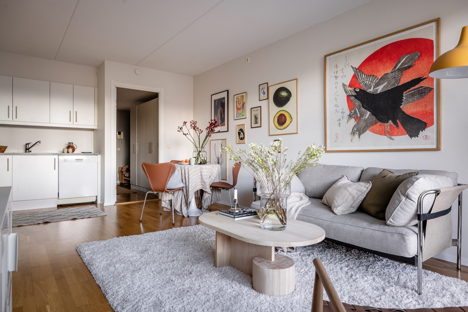 Stuen har rikelig med plass for tilhørende møblement Galleribilde