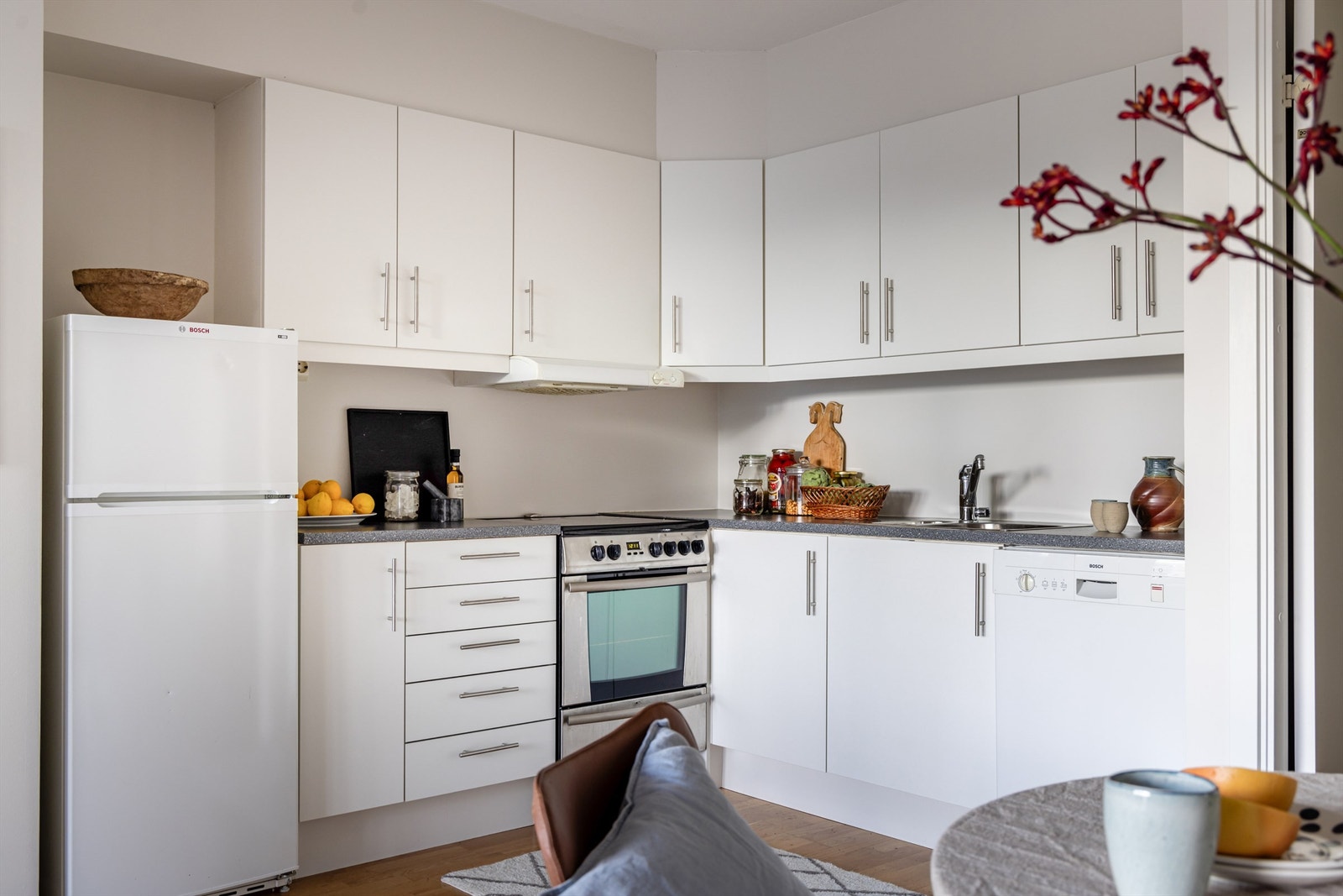 Alt av hvitevarer på kjøkken medfølger handelen Galleribilde