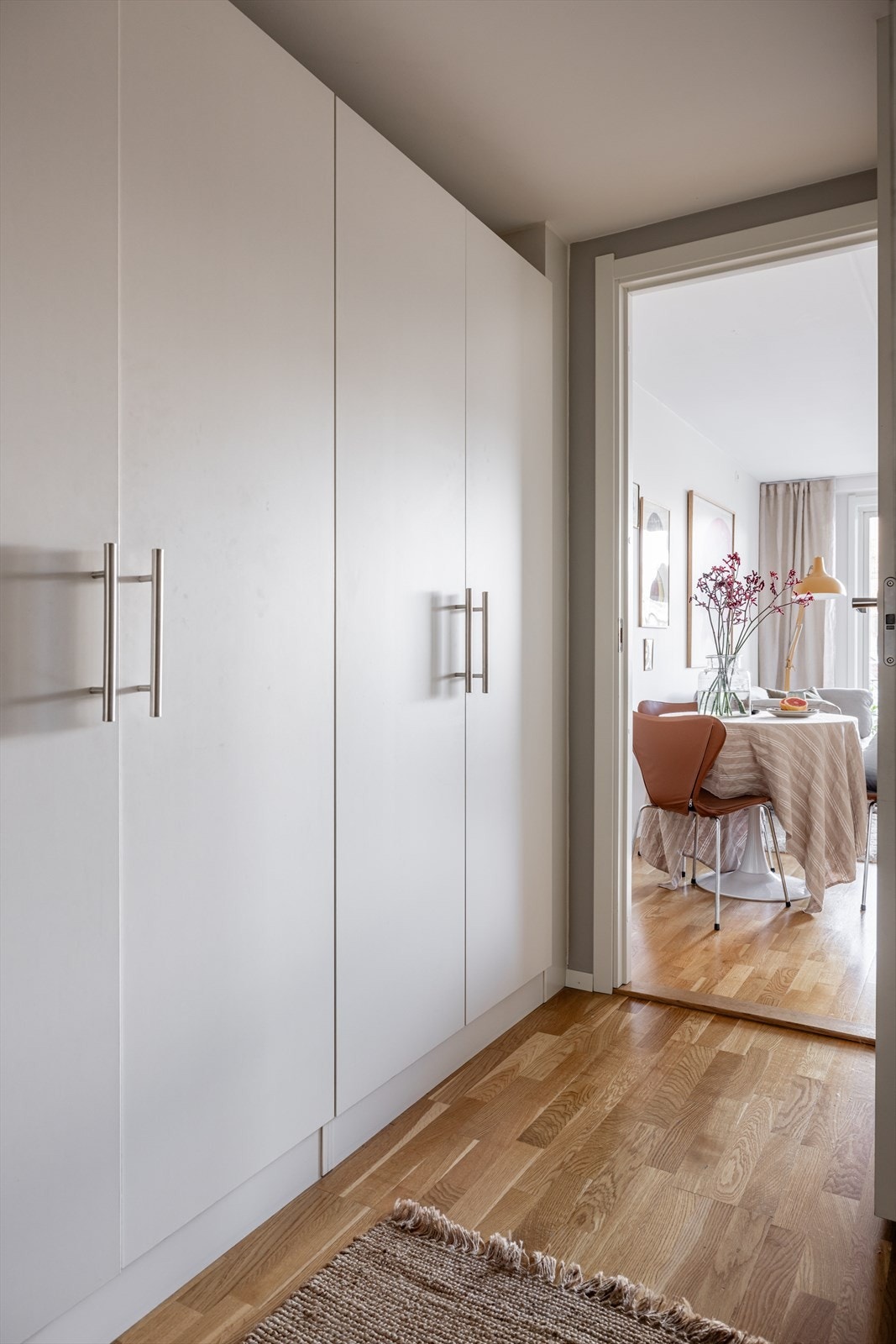 Gode oppbevaringsmuligheter for ytterklær og sko, samt mye annet Galleribilde