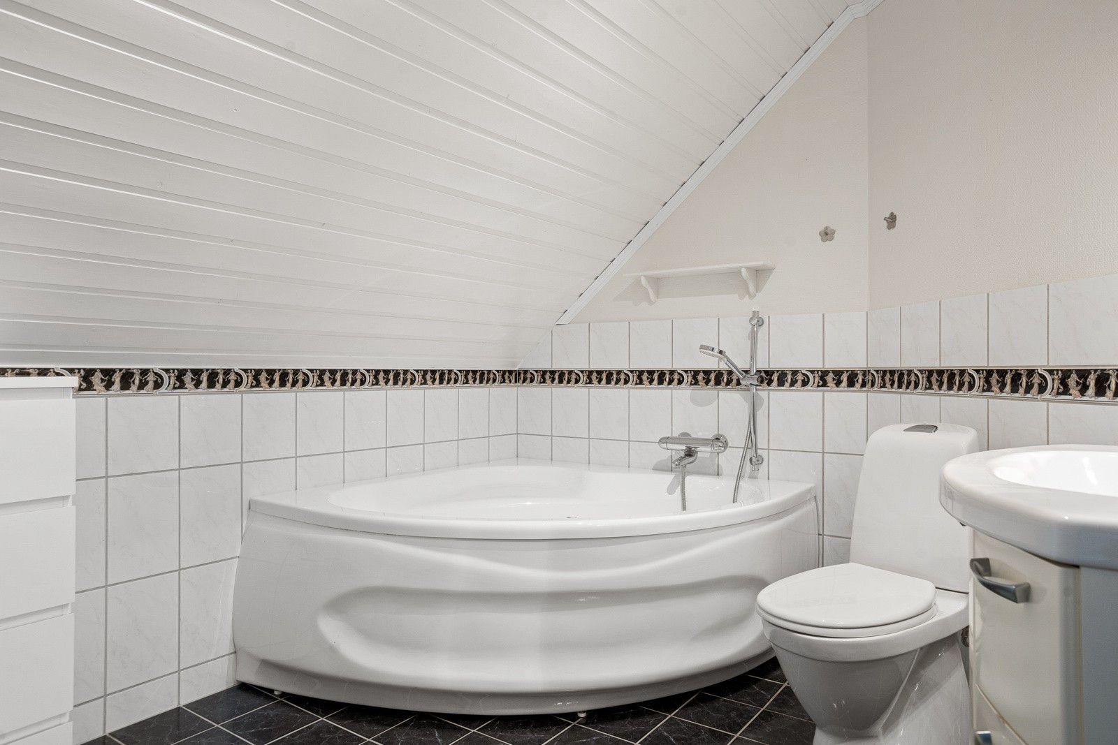 Badet i loftsetasjen er innredet med hjørnebadekar