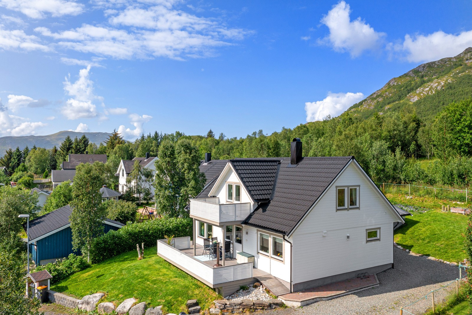 Boligen ligger flott plassert i enden av rolig blindvei. Stor terrasse i forkant av boligen, samt balkong med utgang fra loftstuen. Det er nylig skiftet tak på boligen.
