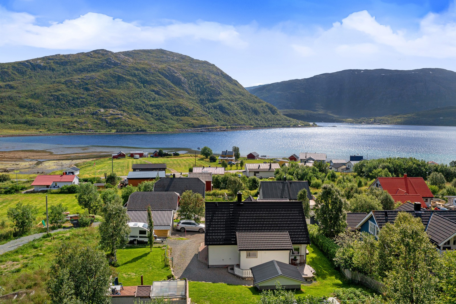 Nydelig utsikt over Skulsfjorden over mot Bellvika