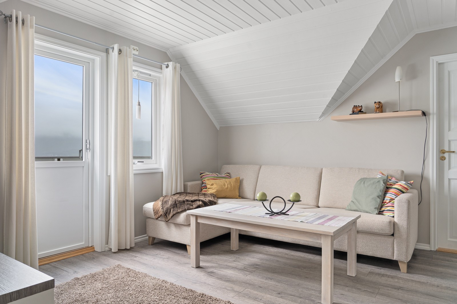 Lys og fin loftstue med flotte utsiktsforhold.