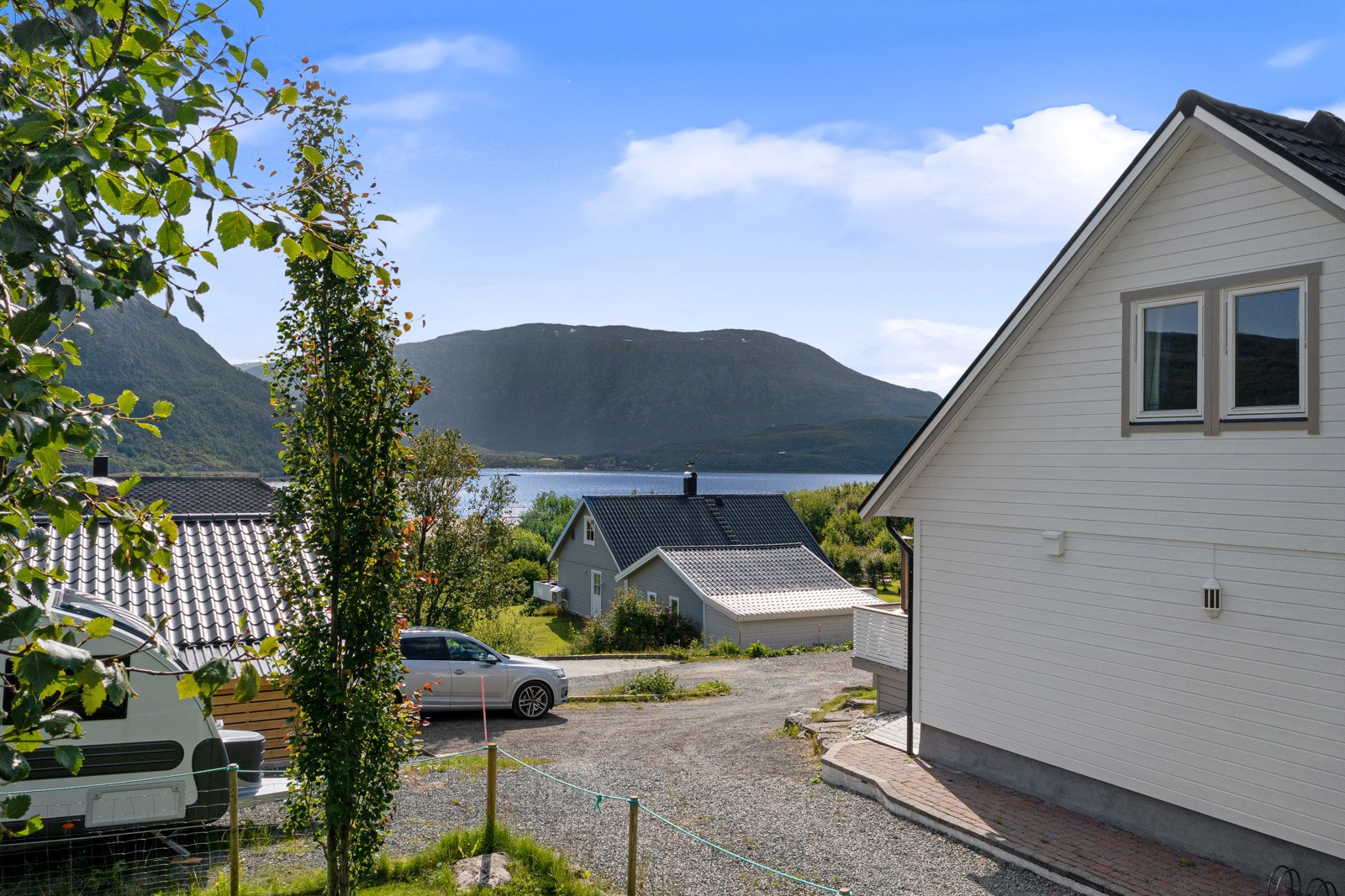 Huset ligger flott plassert på et naturlig høydedrag i enden av rolig blindvei.