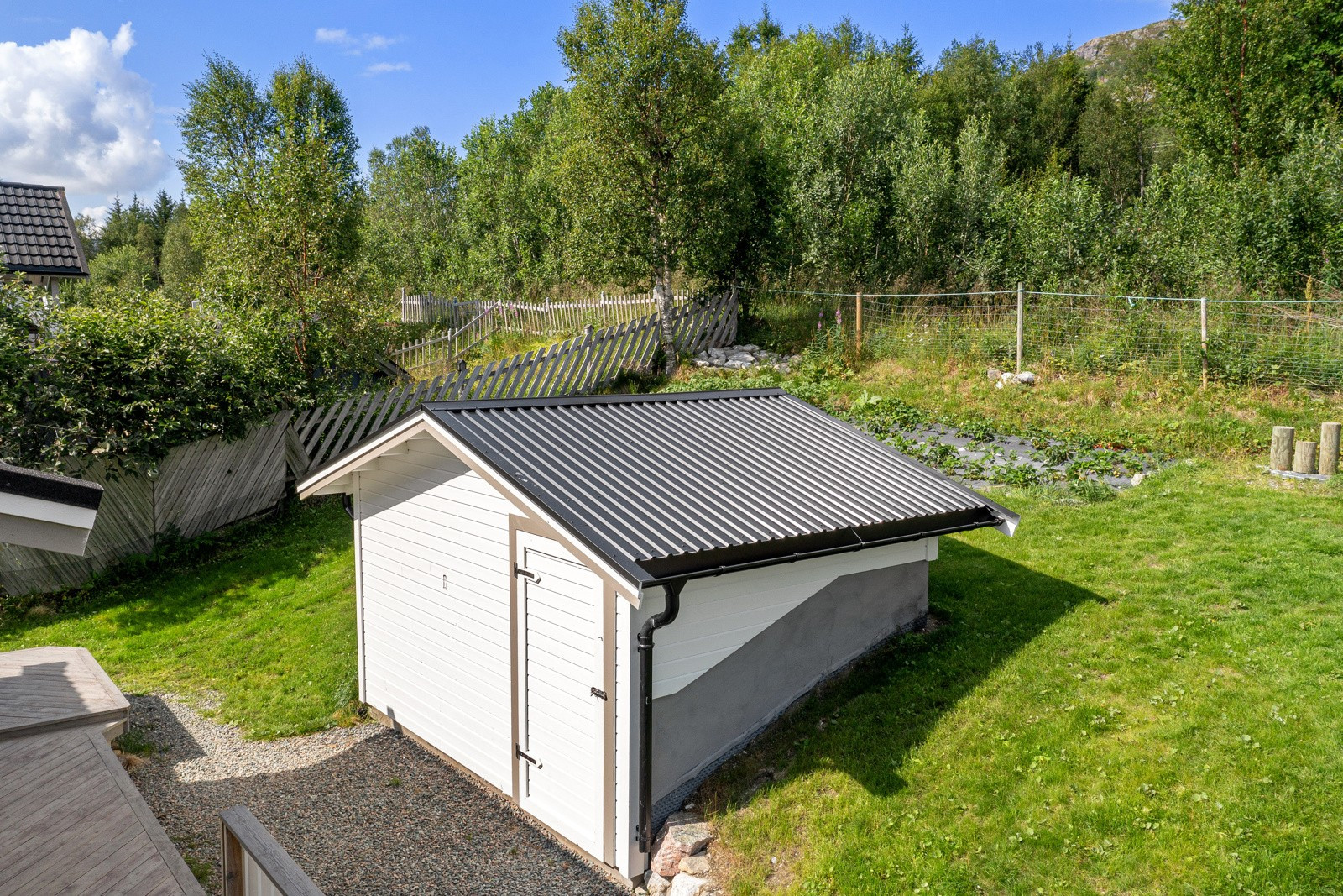 Ekstra oppbevaringsplass i frittstående sportsbod