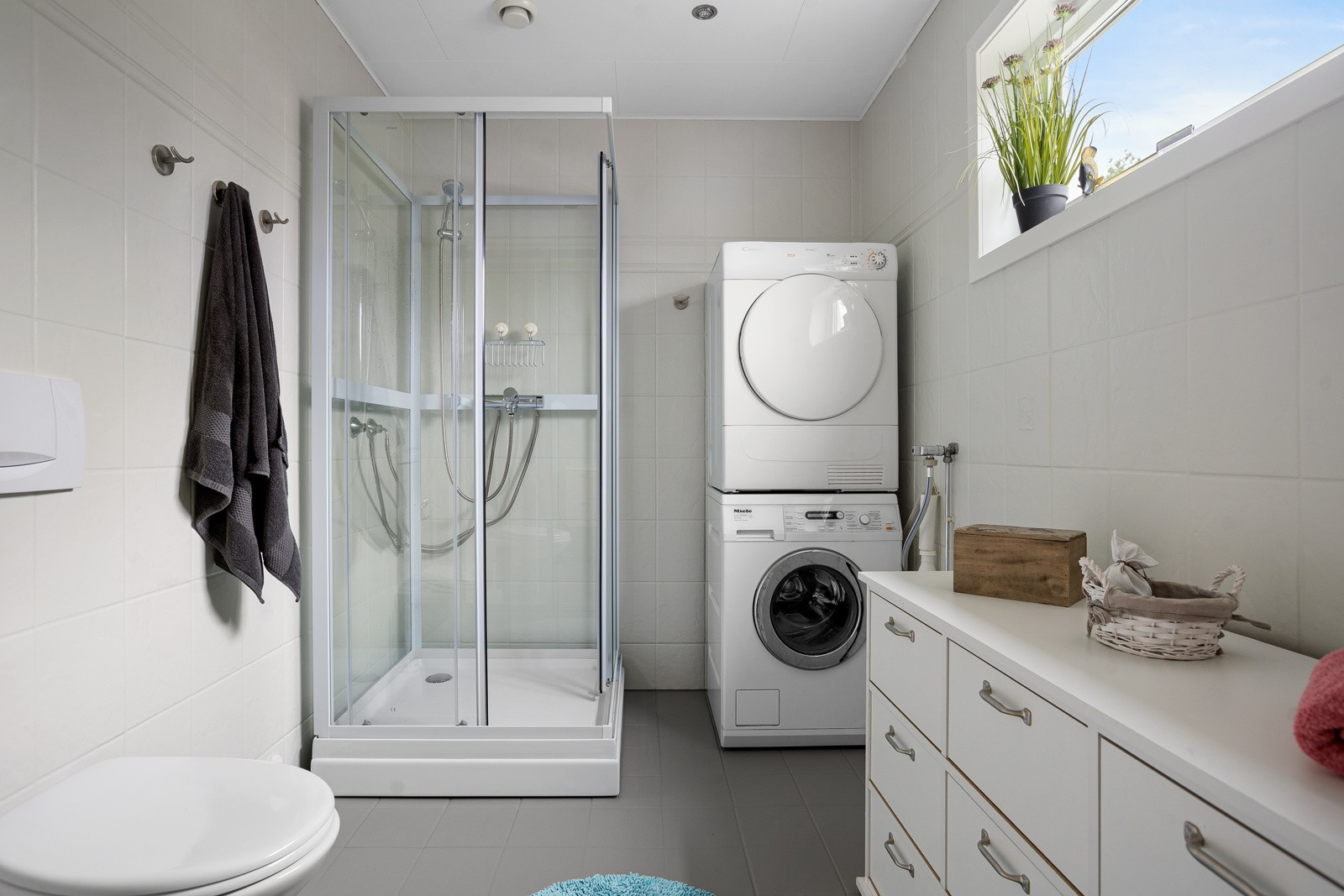 Badet i 1.Etasje er innredet med vegghengt servant og dusjkabinett, det er også opplegg til vaskemaskin på badet!