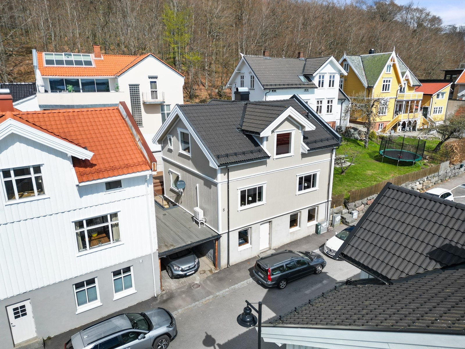 Boligen har parkering i carport. Det er inngangsdør fra baksiden av bygget (i tillegg til adkomst til underetasjen) Galleribilde