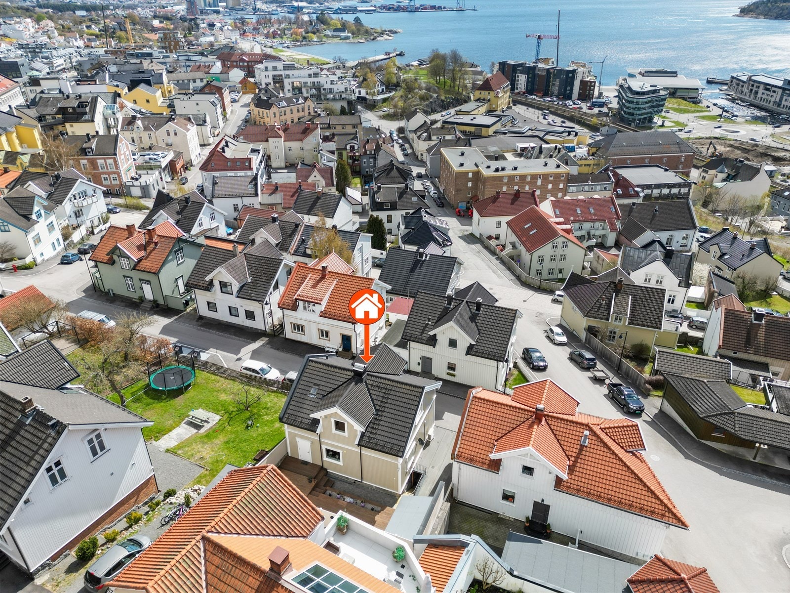 Enebolig med fin beliggenhet i rolig gate i Bøkelia Galleribilde