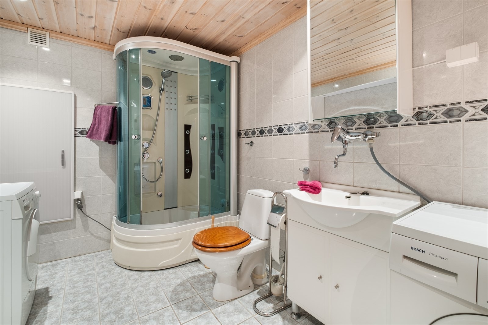 Badet har fliser på gulv og vegger Galleribilde
