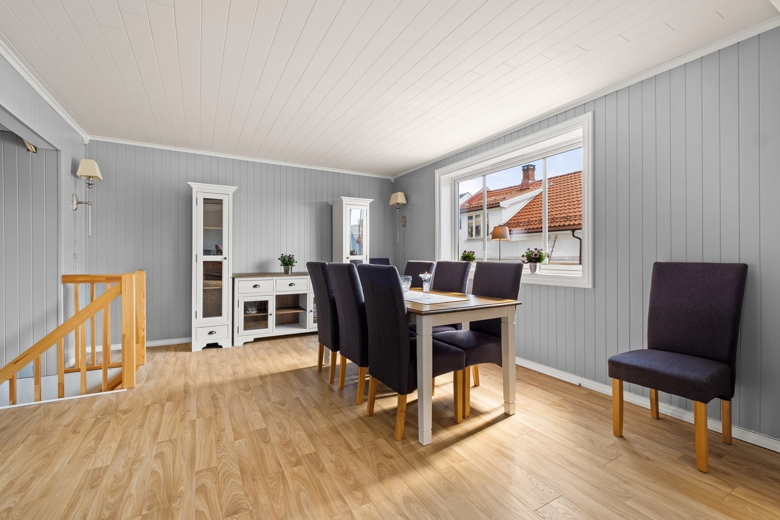 Fra spisestuen er det adkomst til underetasjen. Galleribilde
