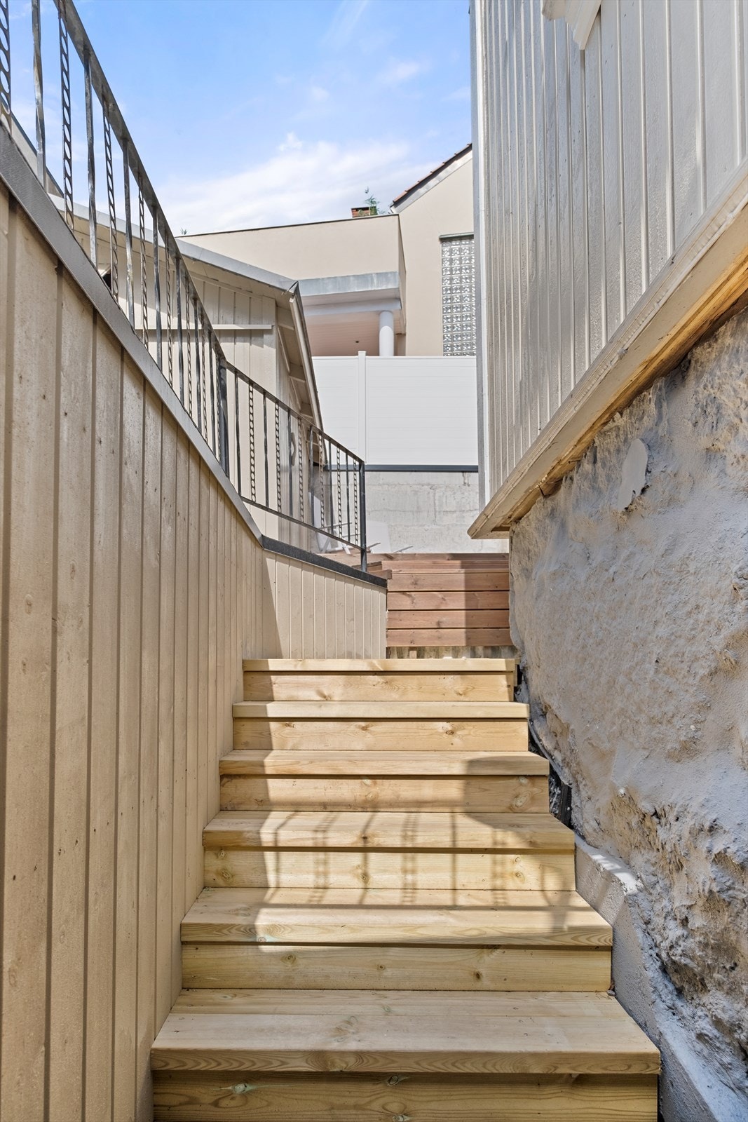 Trapp fra carport opp til terrasse og inngang Galleribilde