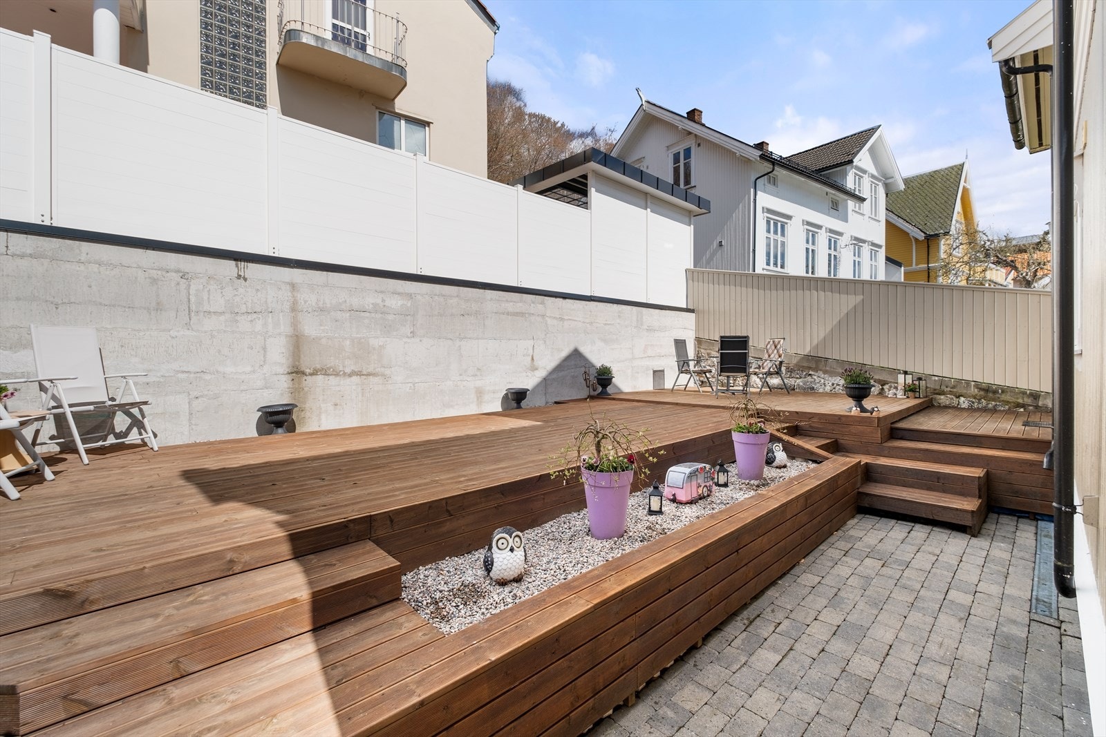 Flott uteplass bak huset. Galleribilde