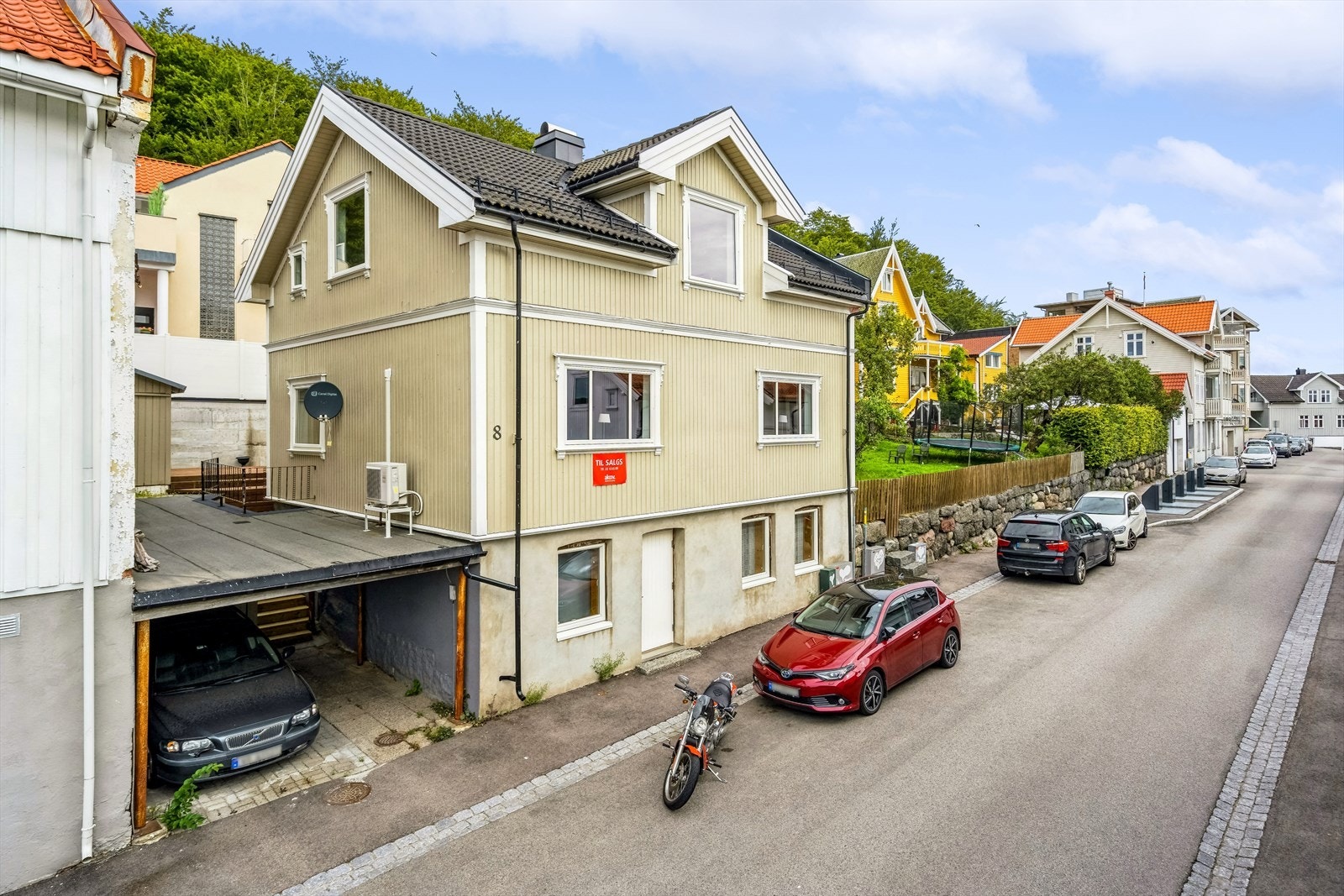 Velkommen til Mellom Bøkeligate 8. Boligen har parkering i carport Galleribilde