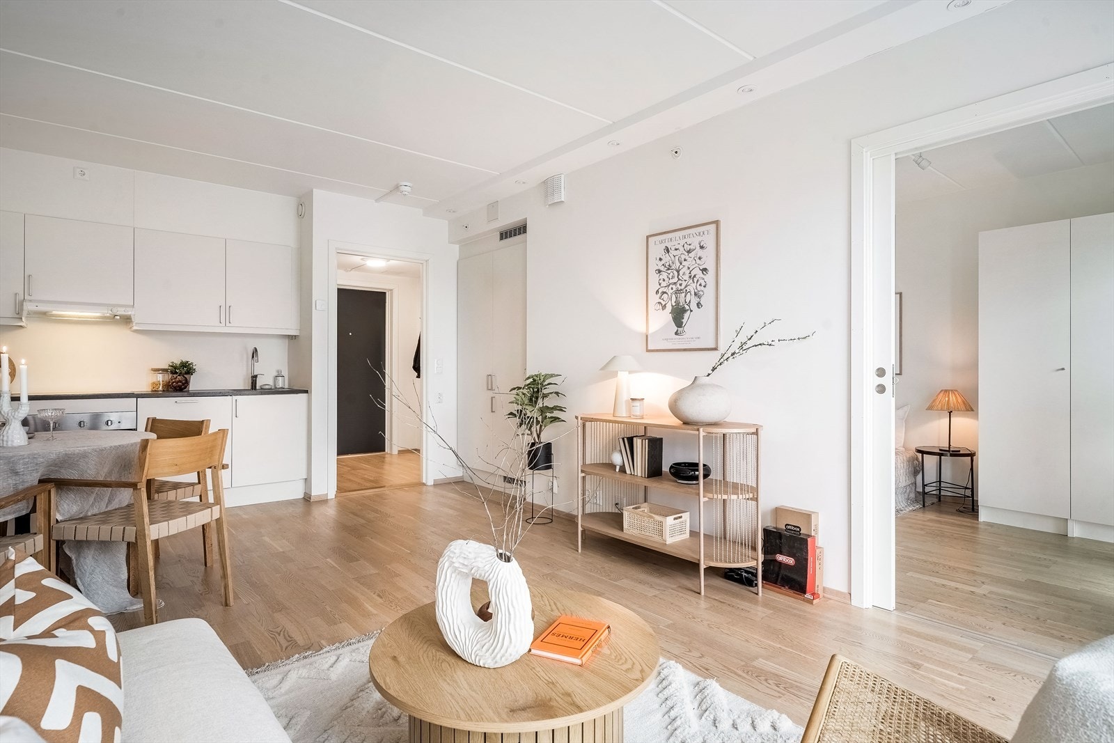 Leiligheten varmes opp via vannbåren gulvvarme og balansert ventilasjon. Galleribilde