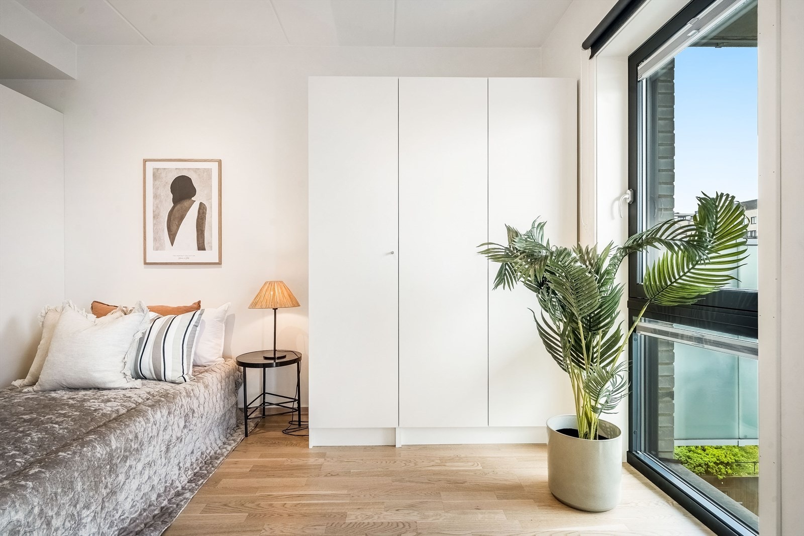 Store vindusflater som gir rikelig med luft og lys. Galleribilde