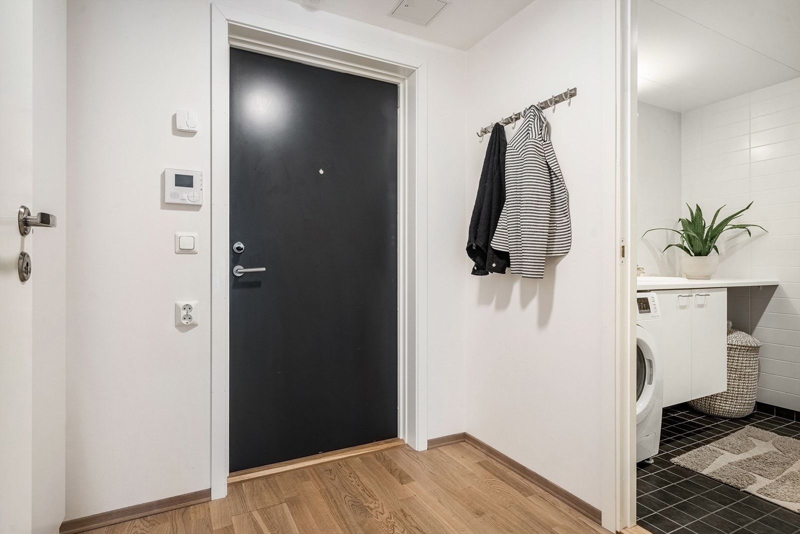 Lys og innbydende entré som gir et godt førsteinntrykk av leiligheten. Galleribilde
