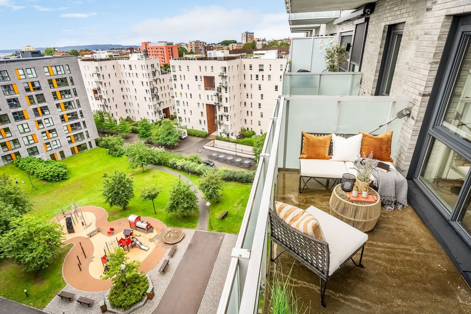 Nordvik v/Moestue har gleden av å presentere en lys og innbydende selveierleilighet med sydøstvendt balkong på ca. 8 kvm med gode lys- og solforhold.. Husk visningspåmelding! Galleribilde