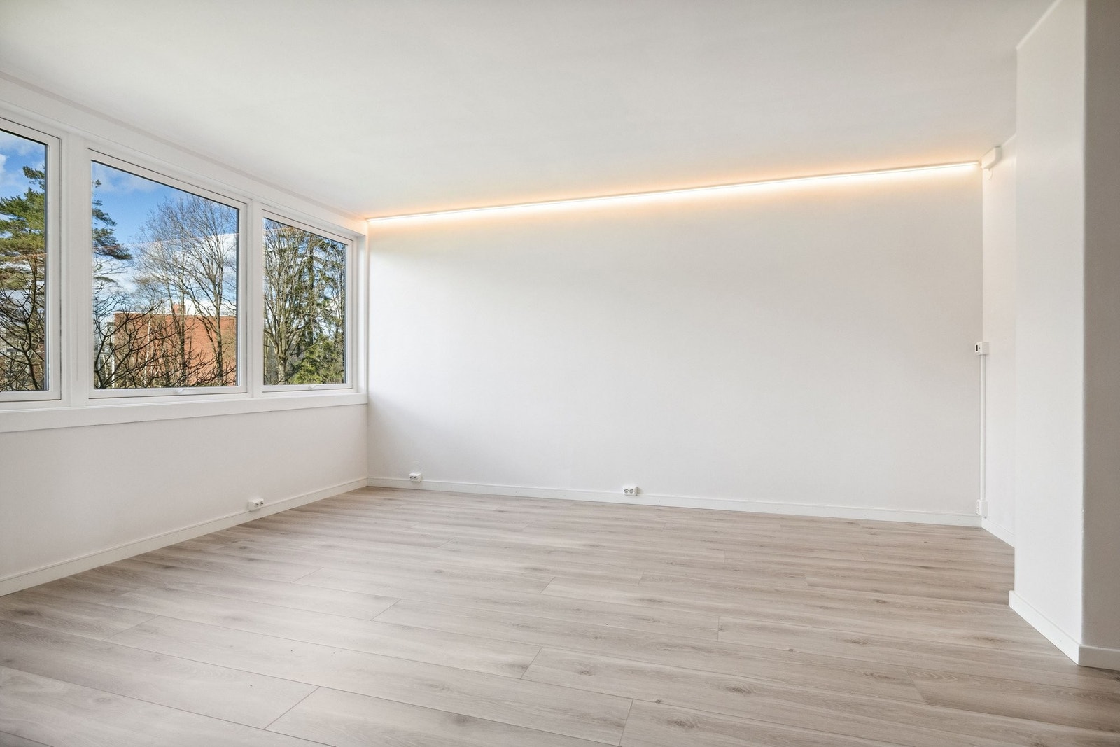 Stue med led lys i tak/sidevegg Galleribilde