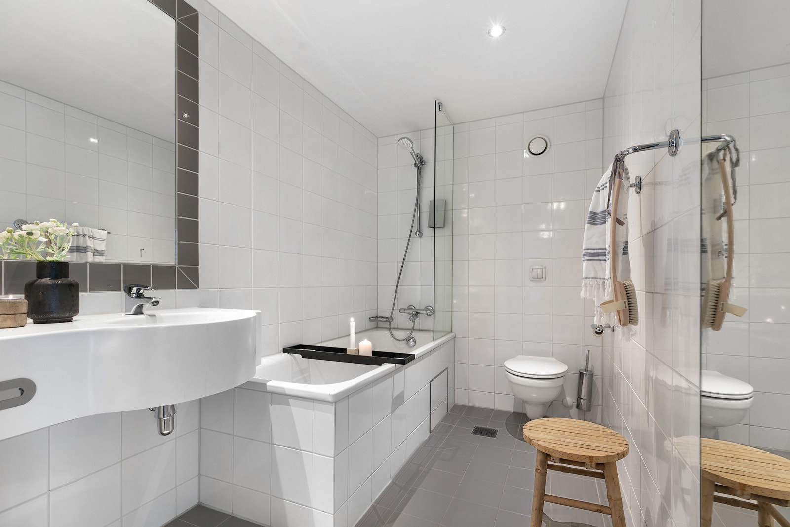 Flislagt bad med badekar og varmekabler. Galleribilde