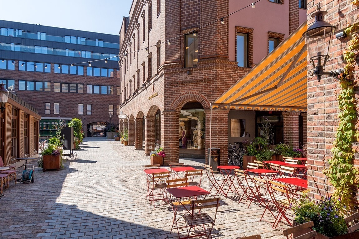Hovedinngangen til lokalene ligger med direkte adkomst fra Nygaardsplassen. Galleribilde