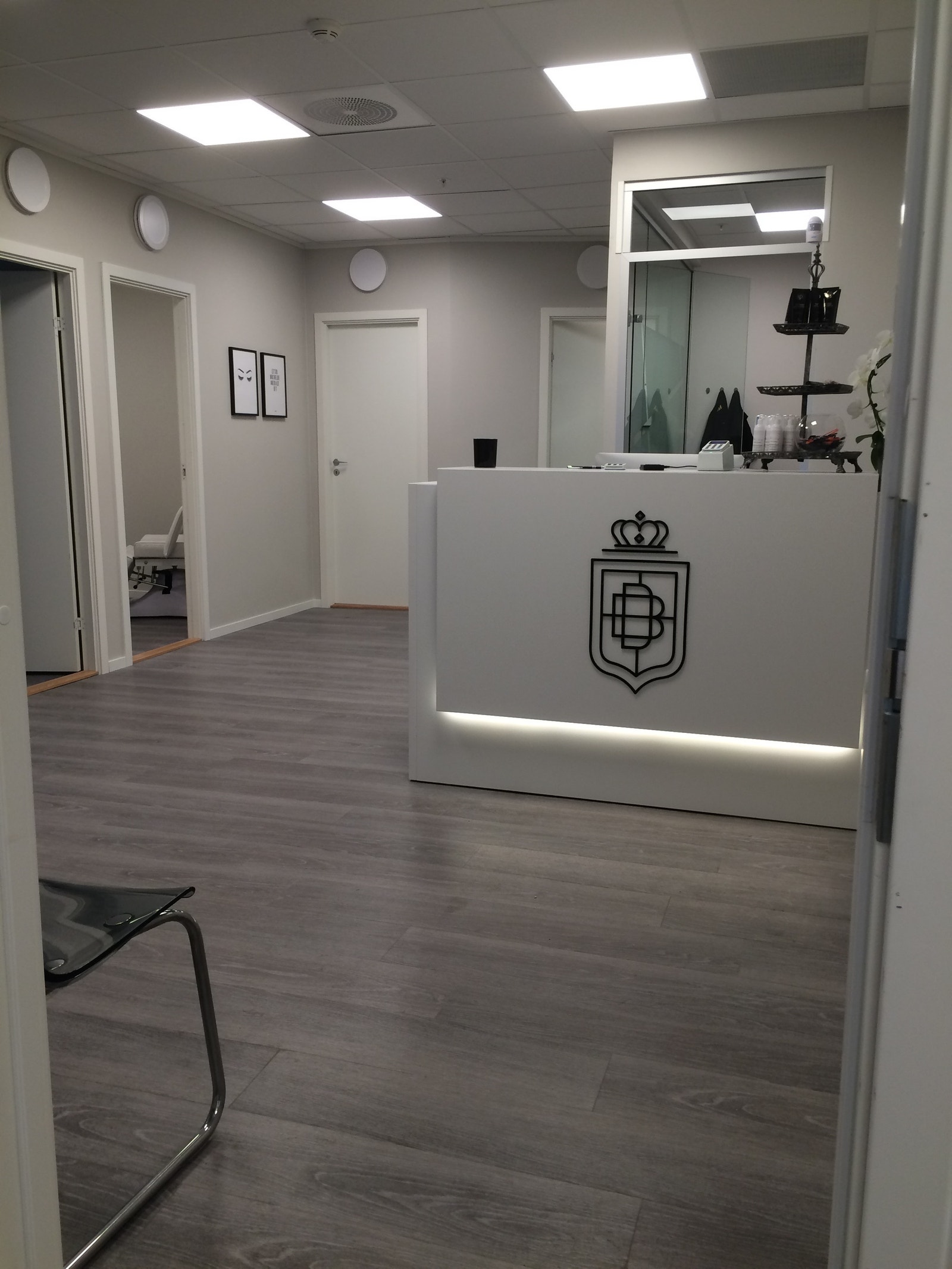 Resepsjonsområde sett fra inngangsdør. Galleribilde