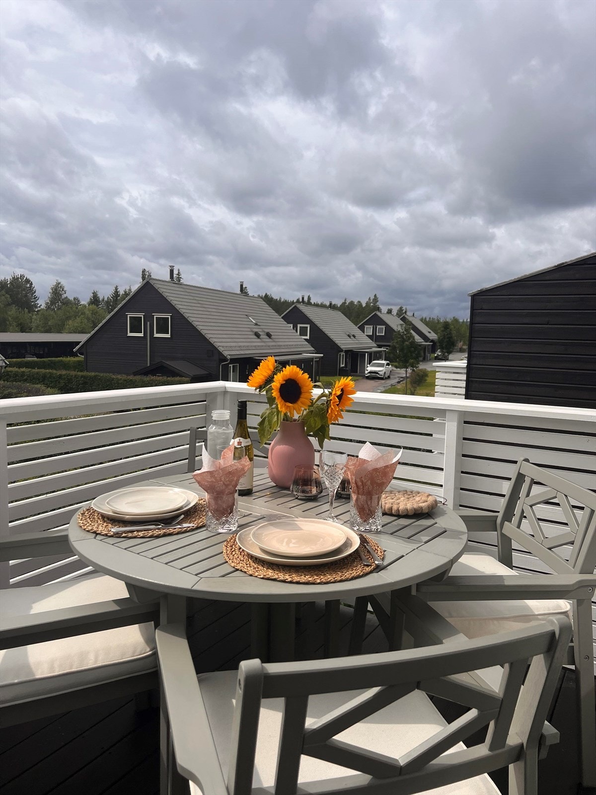 Beliggenheten i høyden og mot syd sørger for gode solforhold. (selgers private bilde) Galleribilde