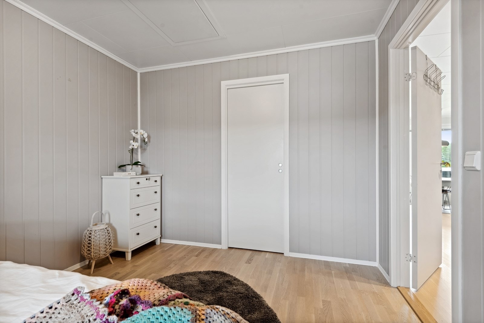 På soverommet har du plass til dobbeltseng med tilhørende nattbord, samt en kontorpult og kommoder. Fra soverommet har du også skyvedør inn til en praktisk bod med gode lagringsmuligheter. Galleribilde