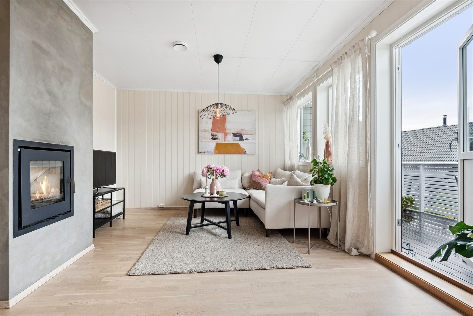 God standard fra 2012 med parkett på gulv, lyse panelplater på veggene og skjult elektrisk anlegg. Det er også balansert ventilasjon i leiligheten som sørger for et godt inneklima. Galleribilde