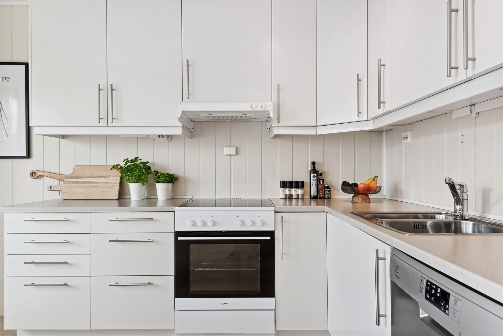 Kjøkkenet er utstyrt med mekanisk avtrekksvifte, komfyrvakt og vannstoppeventil i benkeskap. Galleribilde