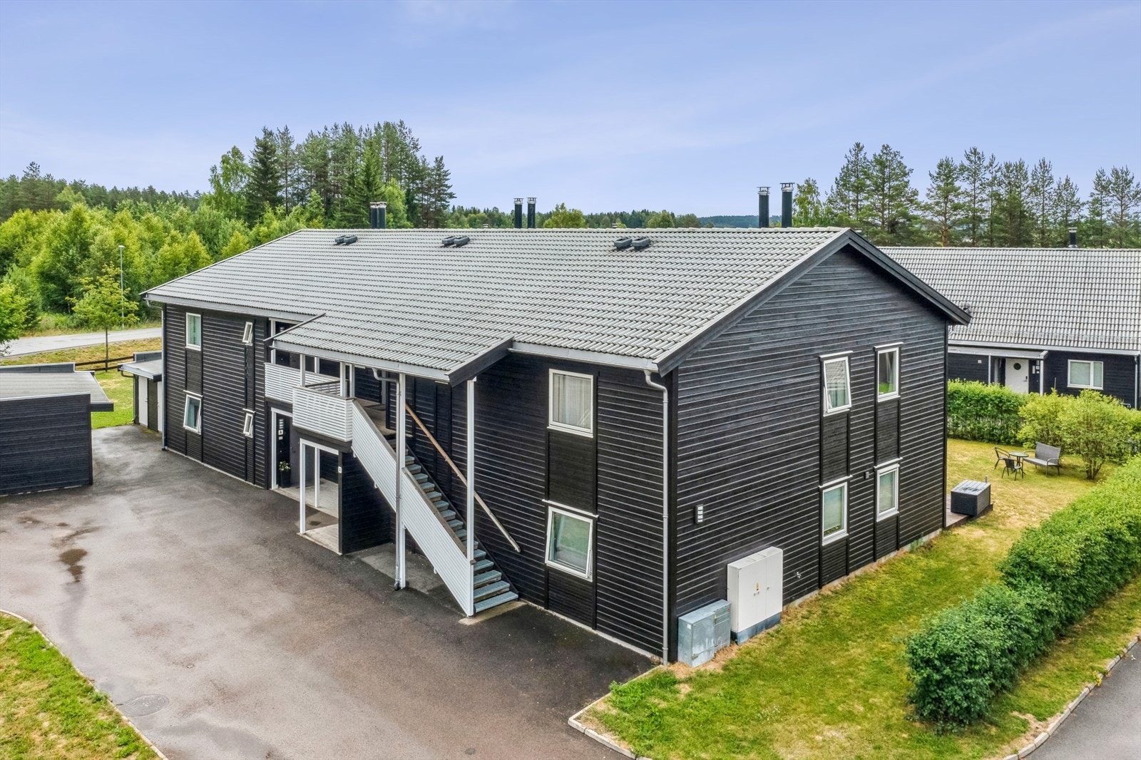 Leiligheten ligger i byggets 2. etasje, og har en gjennomgående og god planløsning med et stort oppholdsrom i front, 2 soverom, bad og innvendig bod. Galleribilde