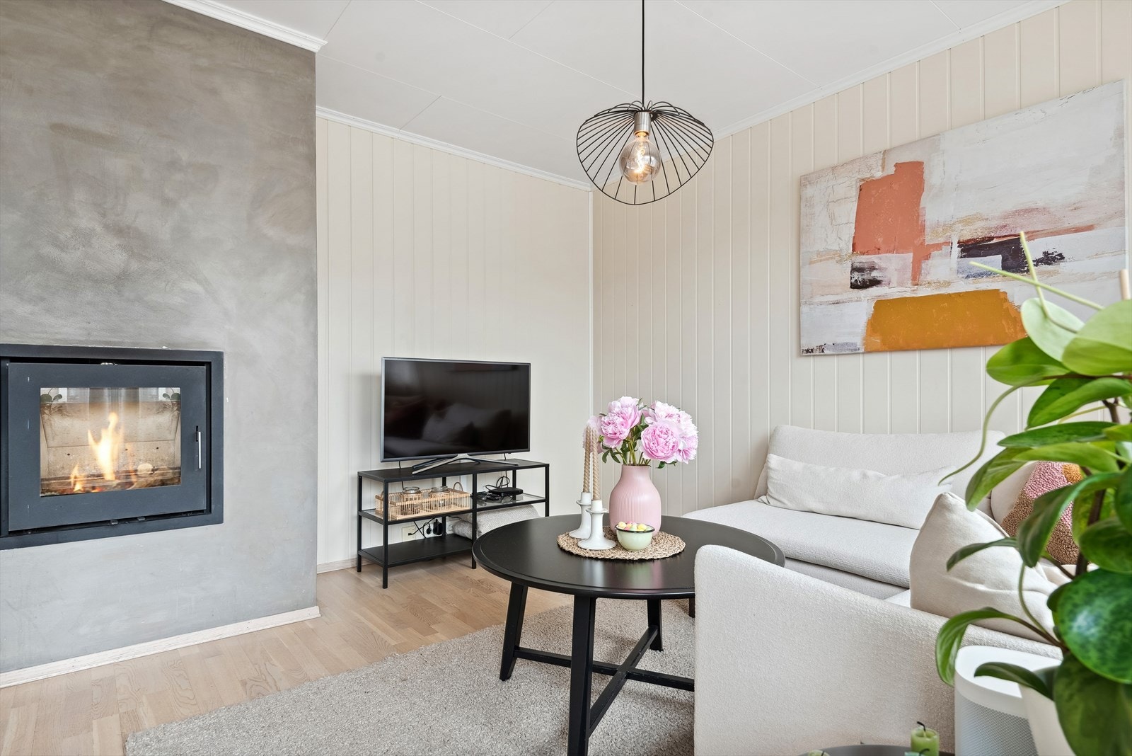 Som et flott midtpunkt i stuen har du en lekker murt peis med innsats som varmer godt på kalde høst- og vinterdager, samt bidrar til ekstra hygge. Galleribilde