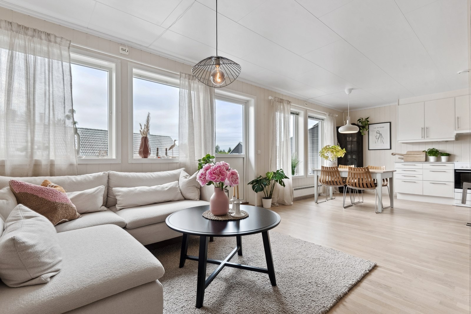 Beliggenheten i byggets 2. etasje med flere store vindusflater sørger for rikelig med naturlig lys, samtidig som det er minimalt med innsyn. Galleribilde