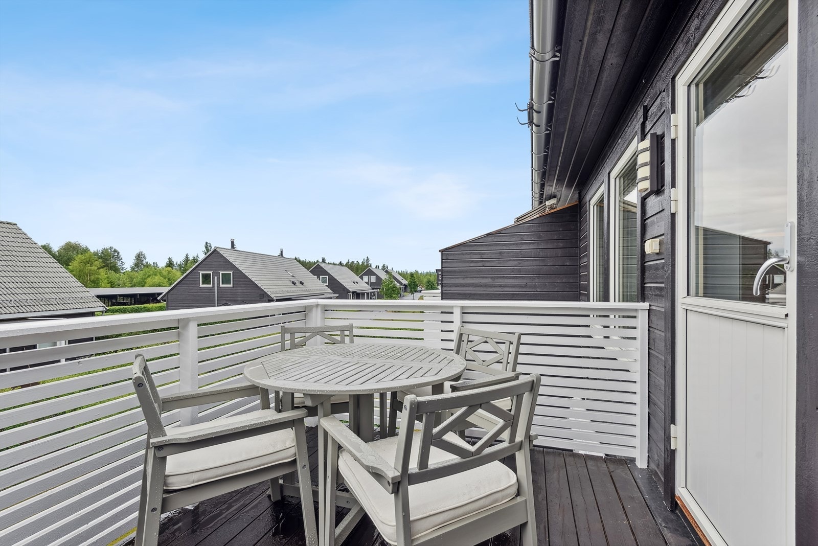 God plass til sittegruppe etter eget ønske og behov. Det er også montert utebelysning og stikkontakt på vegg. Galleribilde