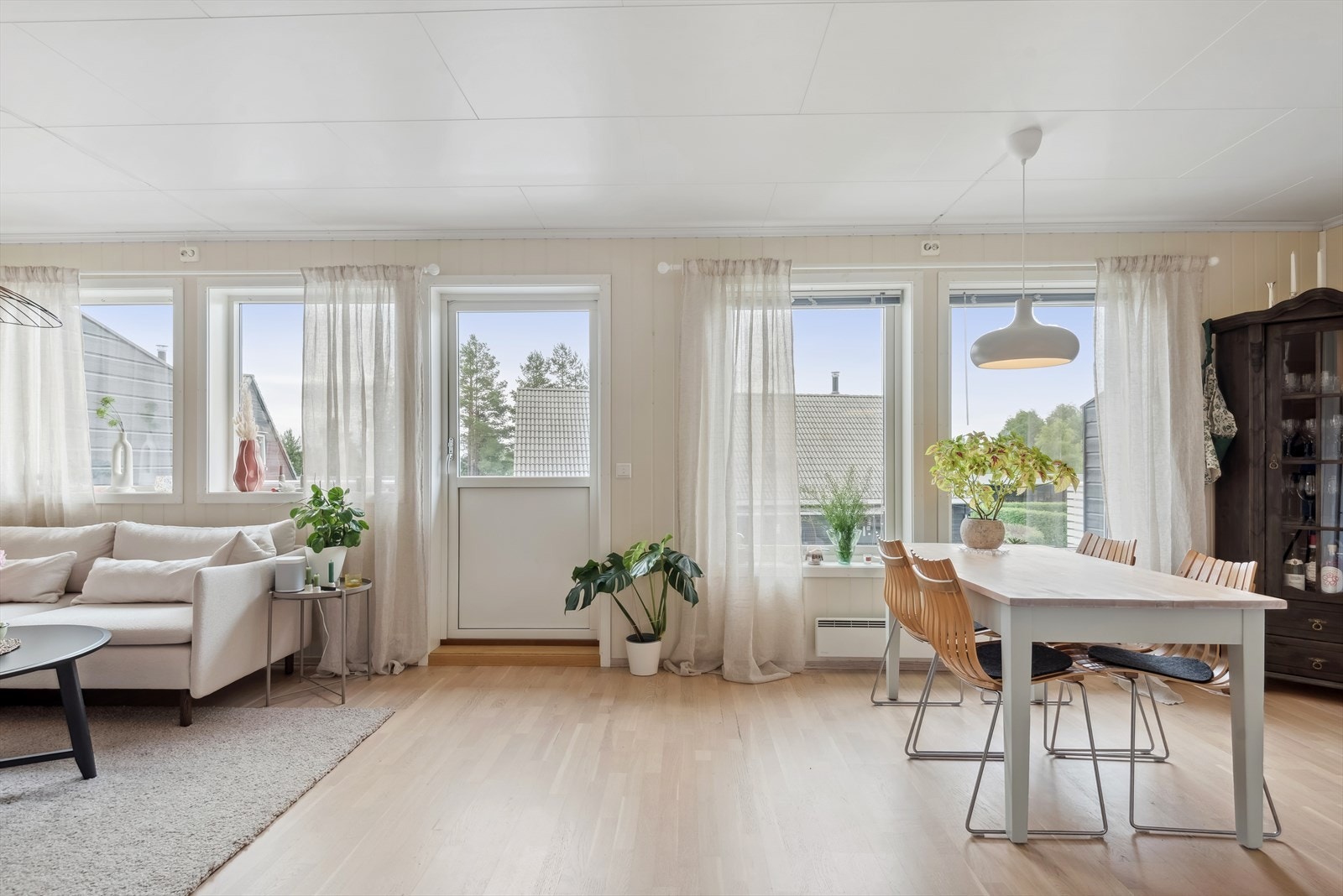 Stuen er det naturlige oppholdsrommet i leiligheten, og er et stort, lyst og fint rom. Galleribilde