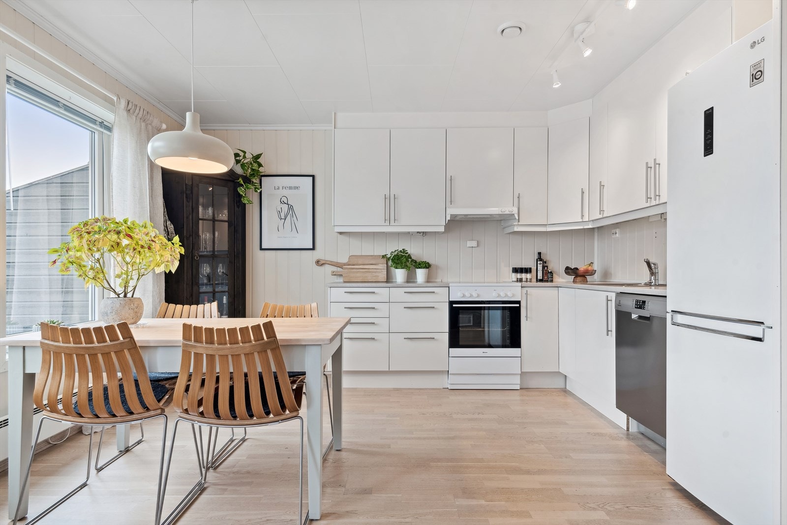 Kjøkkenet ligger i en fin og sosial åpen løsning med stuen. Lys og pen kjøkkeninnredning fra 2012 med god skap- og benkeplass. Galleribilde