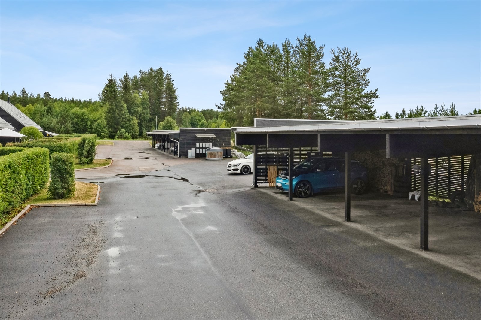 I tillegg disponerer leiligheten en parkeringsplass på ca. 15m² i felles carportanlegg, samt en bod på ca. 5m² i felles uthus. Galleribilde