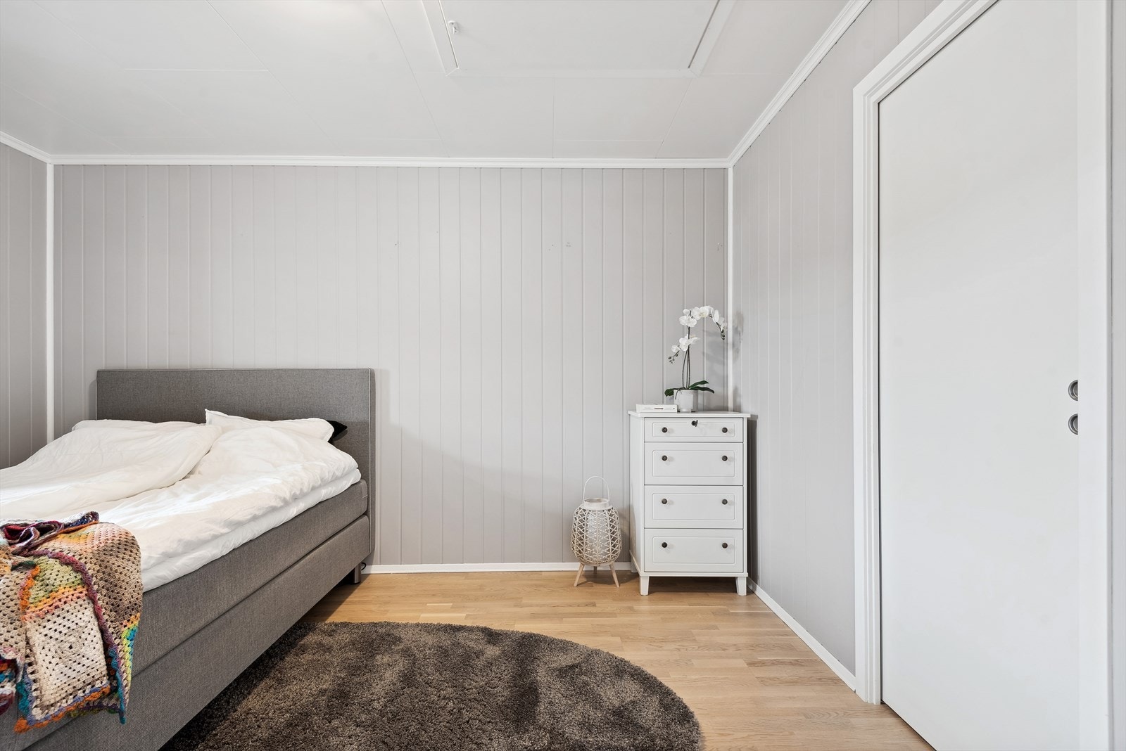 Leiligheten har et lyst og innbydende hovedsoverom av god størrelse. Soverommet har god standard fra 2012 med parkett på gulv, lyse panelplater på veggene og skjult elektrisk anlegg. Galleribilde