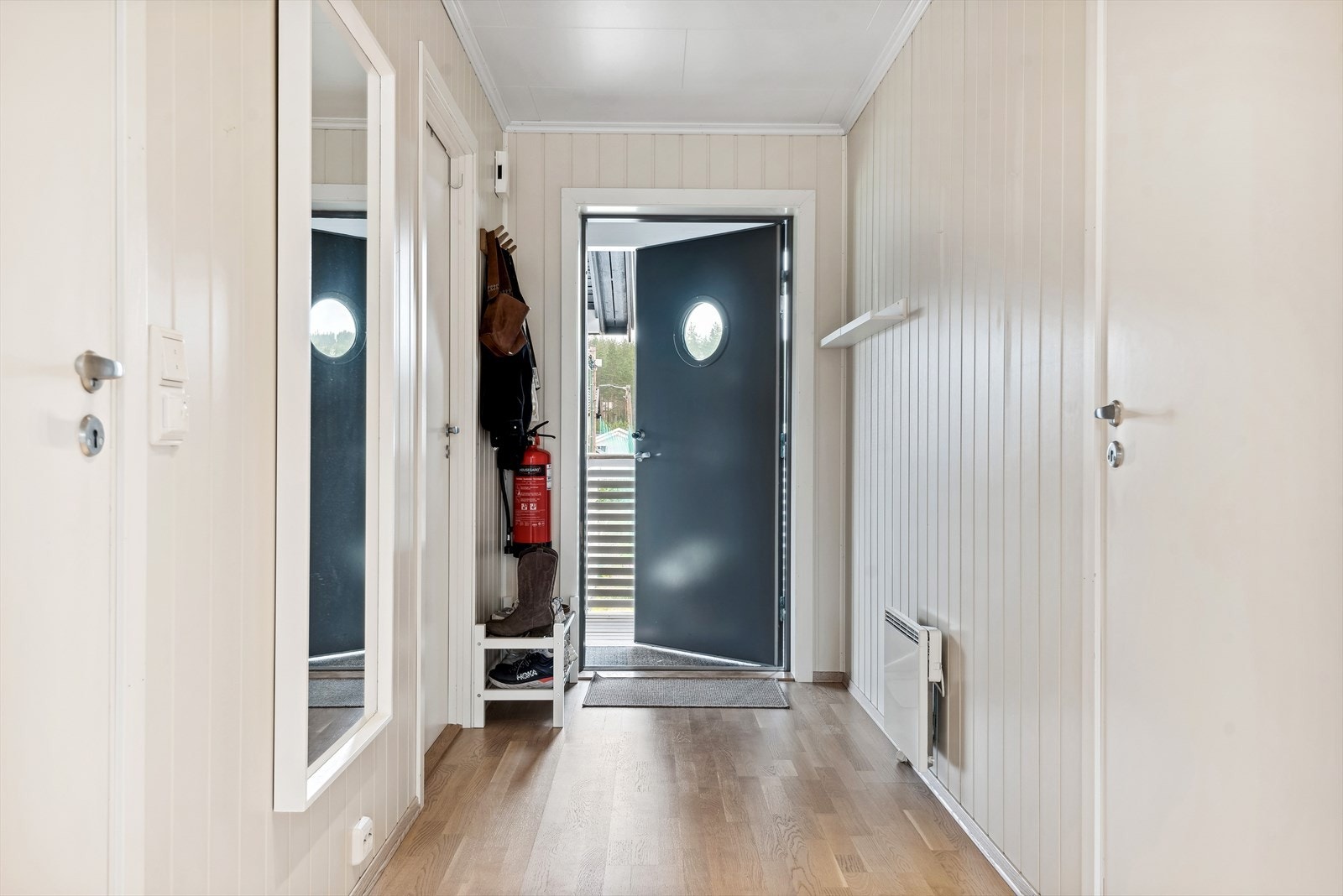 Når du entrer leiligheten kommer du inn i en lys og innbydende entré med plass til sko og yttertøy. Entréen har god standard fra 2012 med parkett på gulv og lyse panelplater på veggene. Galleribilde