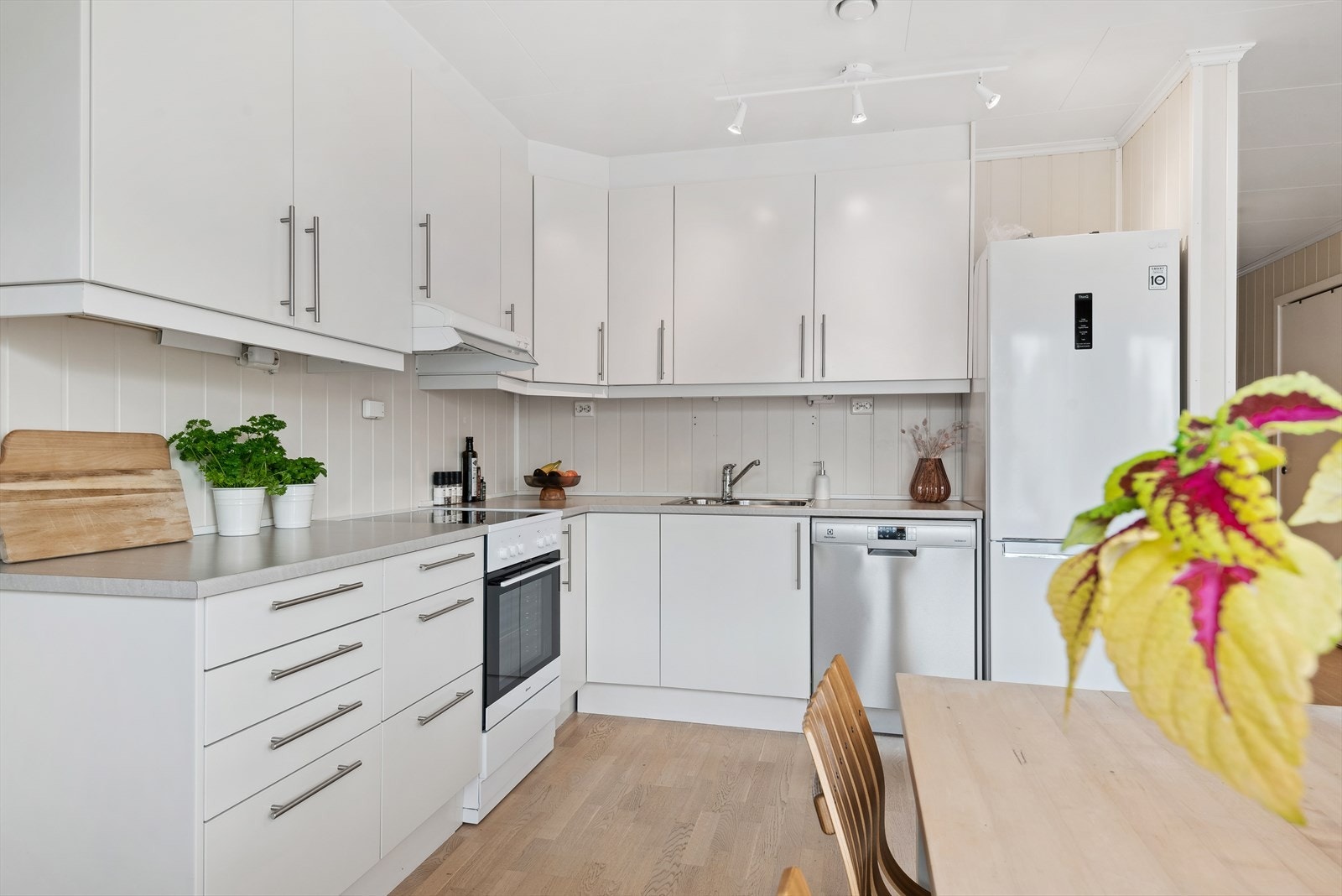 Plass til frittstående hvitevarer som komfyr, oppvaskmaskin og kjøleskap med frysedel. Galleribilde