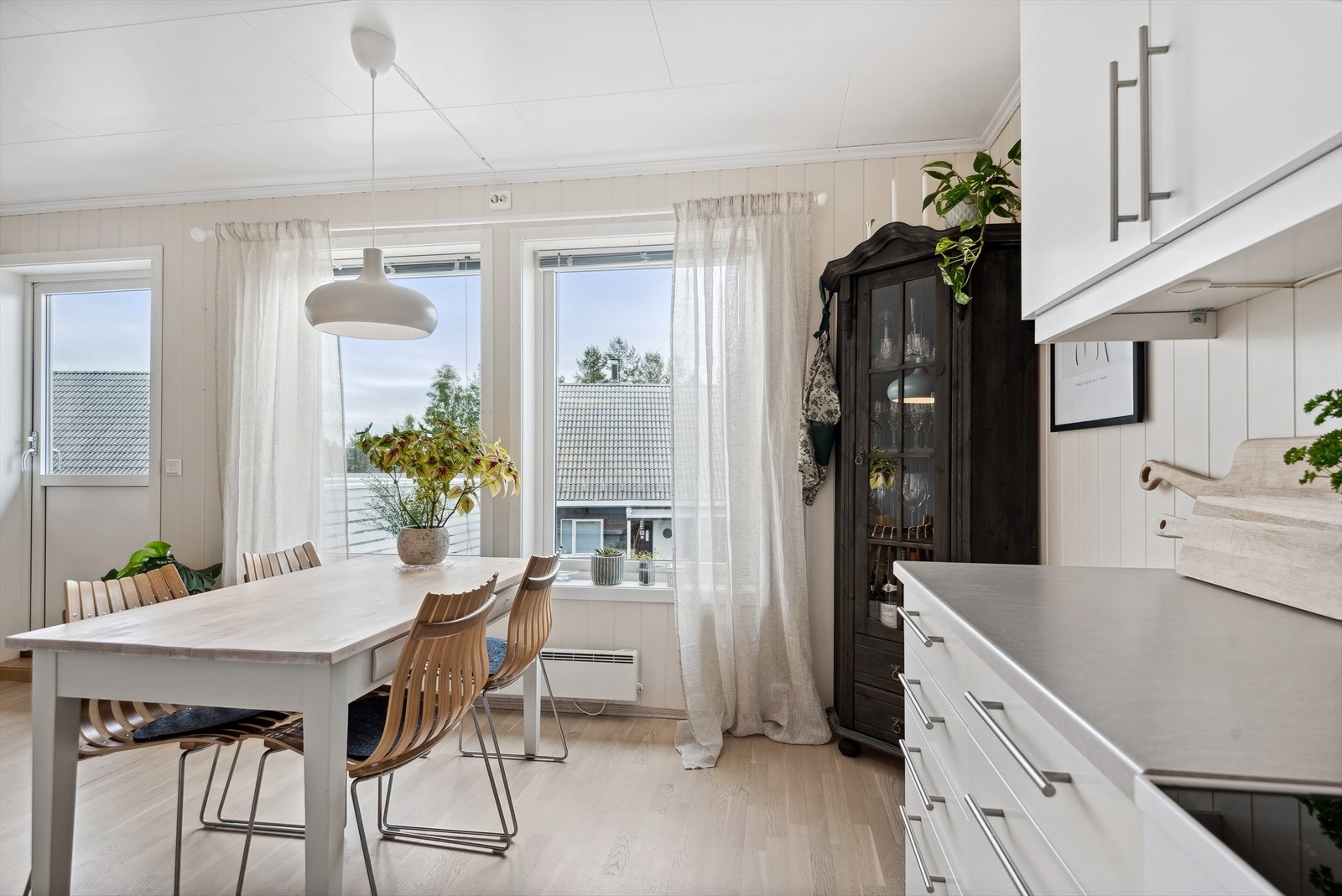 Alle vinduene i leiligheten var nye i 2012, og det er brede vinduskarmer som er perfekte for planter og dekor. Galleribilde