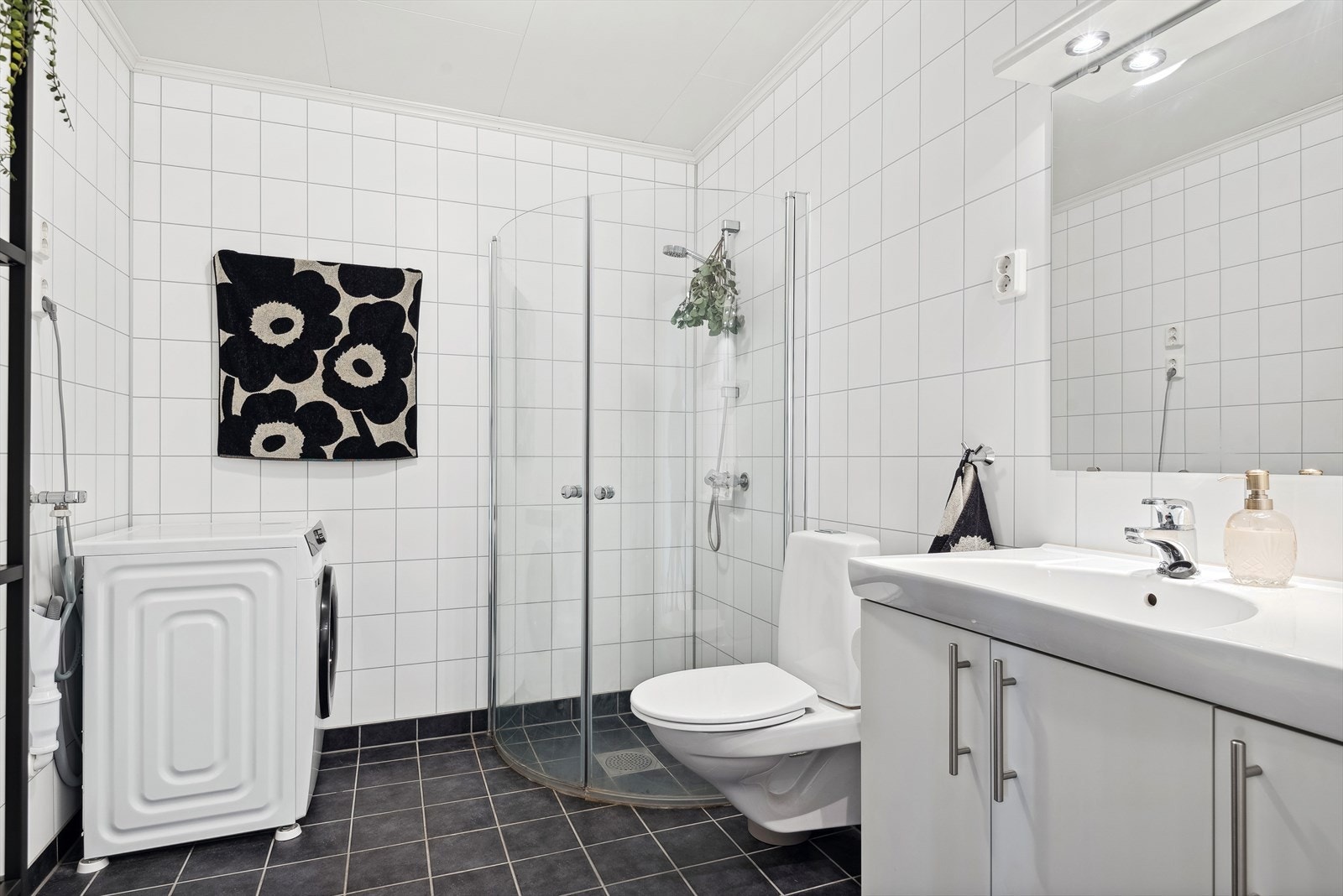 Leiligheten har et lyst og moderne baderom fra byggeåret 2012. Baderommet har mørke fliser på gulv med gulvvarme, lyse våtromsplater på veggene og mekanisk avtrekk via balansert ventilasjon. Galleribilde